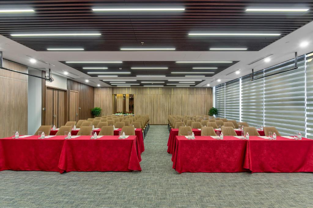 Khu vực hỗ trợ khách đi công tác/phòng hội thảo tại Maris Hotel Nha Trang