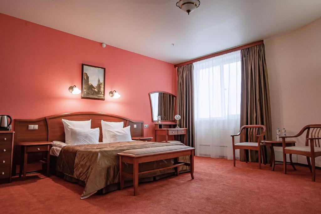 sypialnia z łóżkiem, biurkiem i oknem w obiekcie Congress Hotel Forum w mieście Riazań