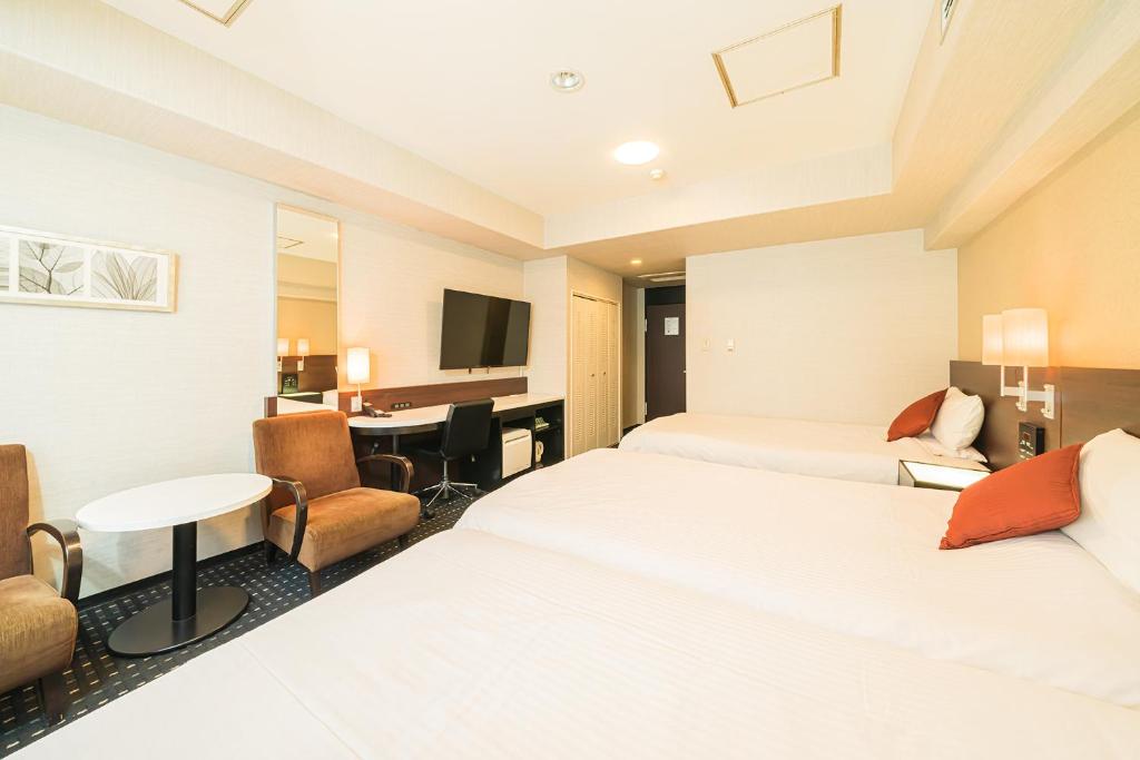 Postel nebo postele na pokoji v ubytování Kanda Station Hotel