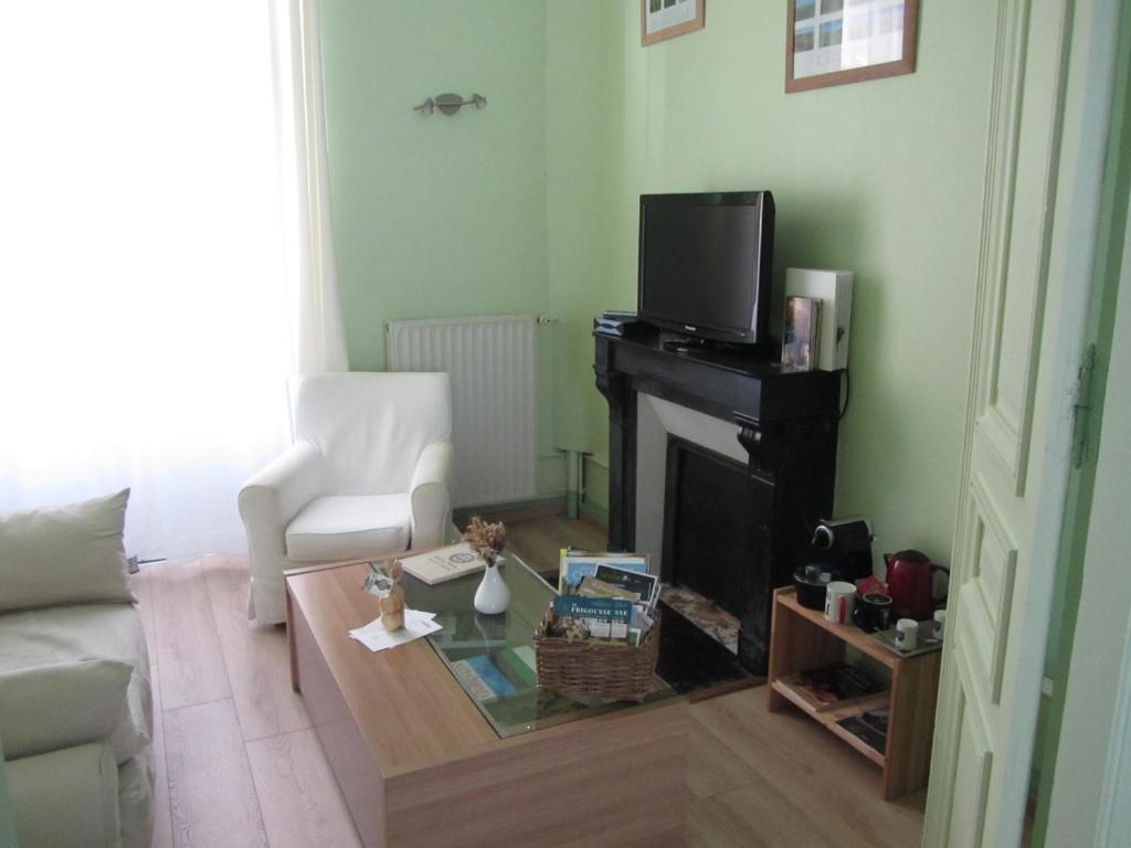 TV a/nebo společenská místnost v ubytování Chambre D'hôtes Les Epicuriens