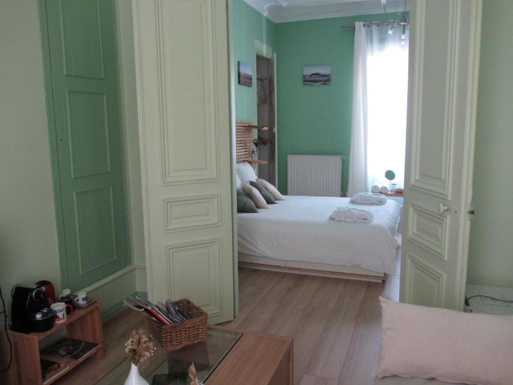Postel nebo postele na pokoji v ubytování Chambre D'hôtes Les Epicuriens