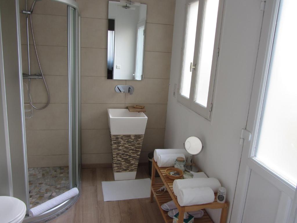 Koupelna v ubytování Chambre D'hôtes Les Epicuriens