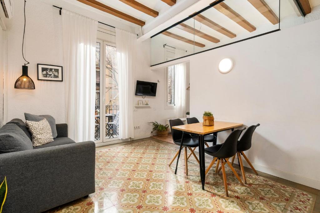 ein Wohnzimmer mit einem Sofa und einem Tisch in der Unterkunft Flateli Borrell in Barcelona