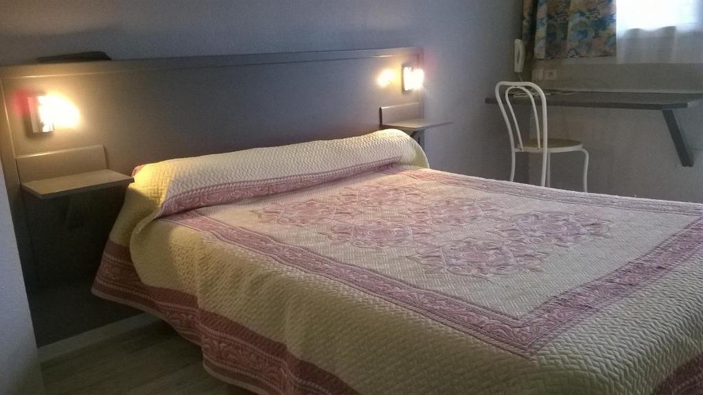 Una cama o camas en una habitación de Riv'Hotel