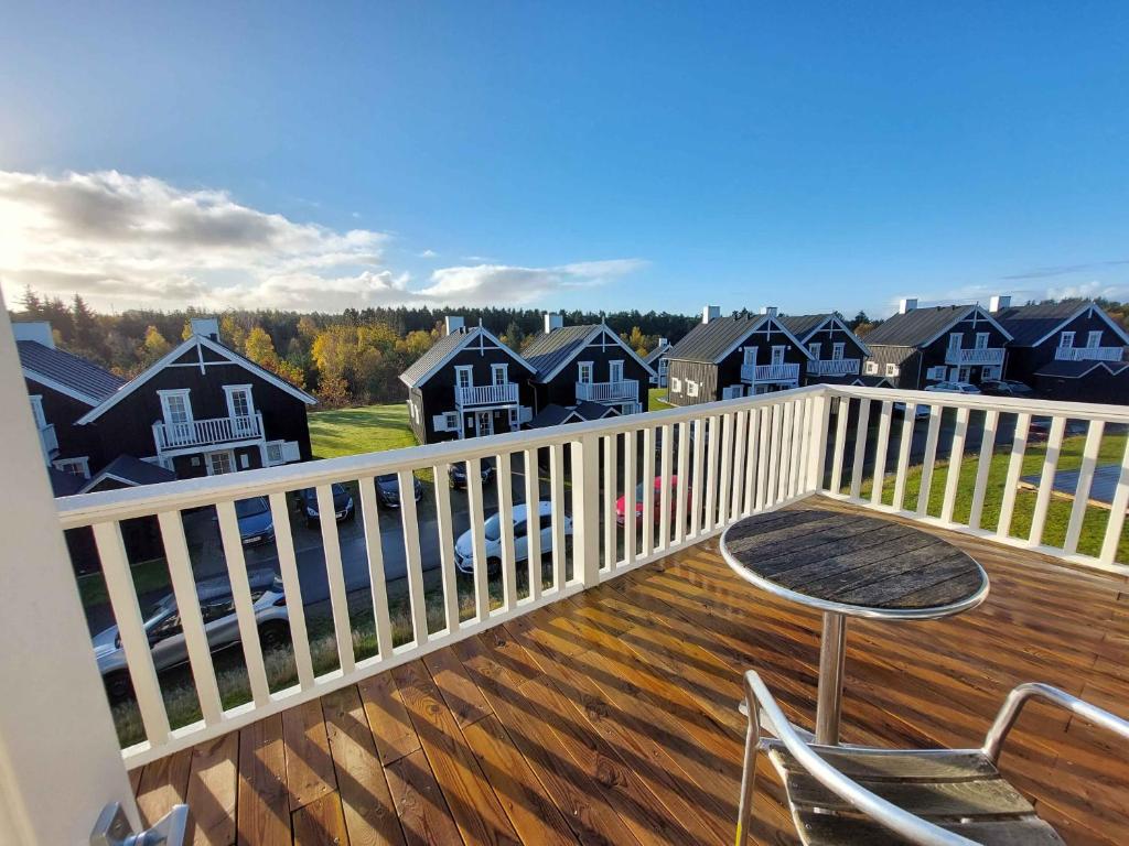 um deque de madeira com uma mesa e cadeiras numa varanda em Beautiful Holiday Home With Spa And Sauna Close To Nature em Gjern
