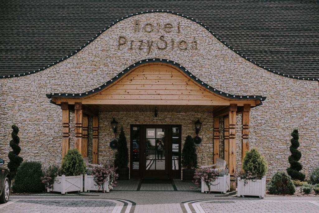 un bâtiment avec un panneau indiquant le principal de l'hôtel dans l'établissement Hotel-Przystań, à Kikół