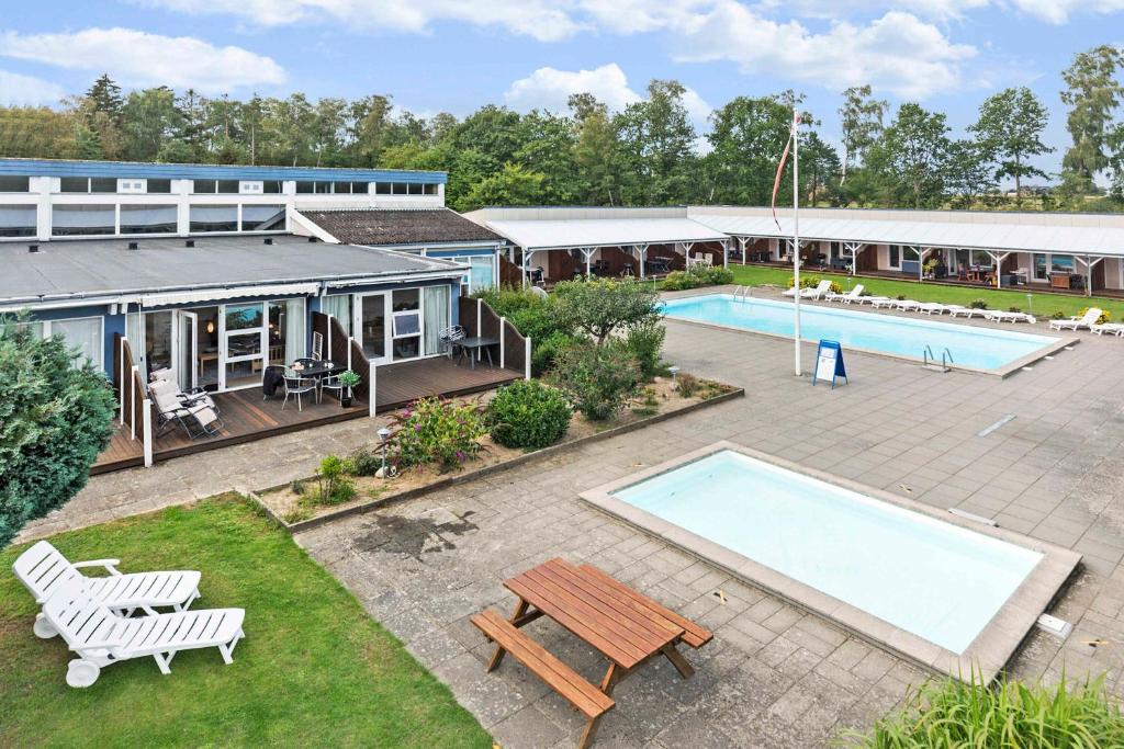una vista aerea di un resort con piscina di Holiday Apartment Close To Dueodde Beach a Neksø