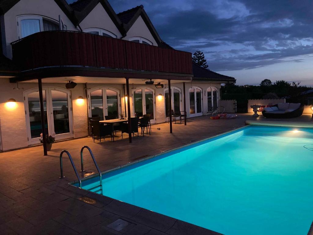 uma piscina em frente a uma casa em Holiday Home With Pool And Panoramic View Of The Sea em Asperup