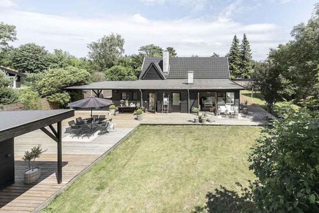 een luchtzicht op een huis met een tuin bij Luxurious Holiday Home In Tisvildeleje in Tisvildeleje