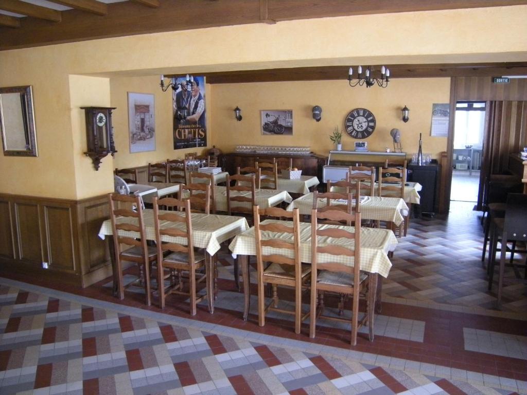 a restaurant with a dining room with tables and chairs at Hotel gites des touristes in Vollore-Montagne