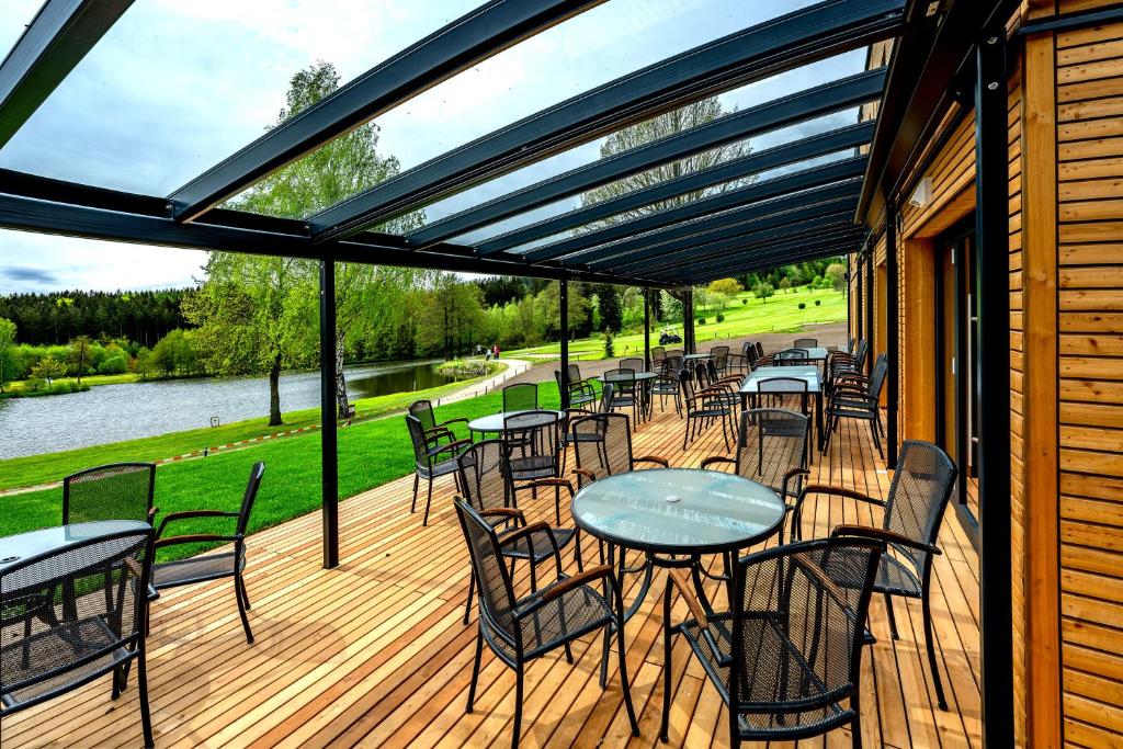 Výhled na řeku, která protéká v blízkosti hotelu