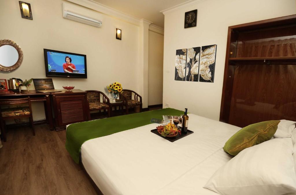 Postel nebo postele na pokoji v ubytování Hanoi Golden Lotus Hotel & Spa