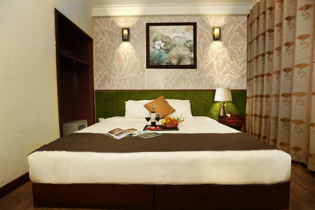 Postel nebo postele na pokoji v ubytování Hanoi Golden Lotus Hotel & Spa