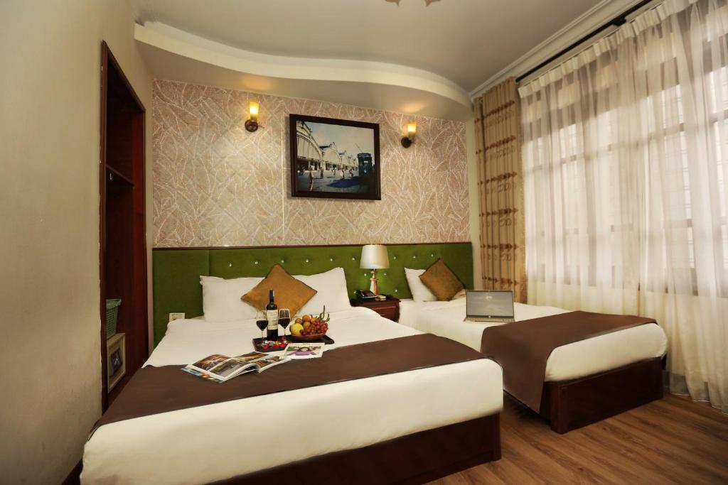 Postel nebo postele na pokoji v ubytování Hanoi Golden Lotus Hotel & Spa