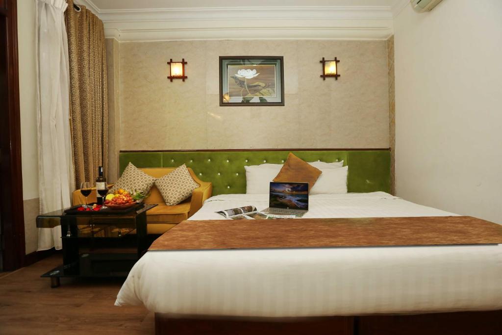 Postel nebo postele na pokoji v ubytování Hanoi Golden Lotus Hotel & Spa