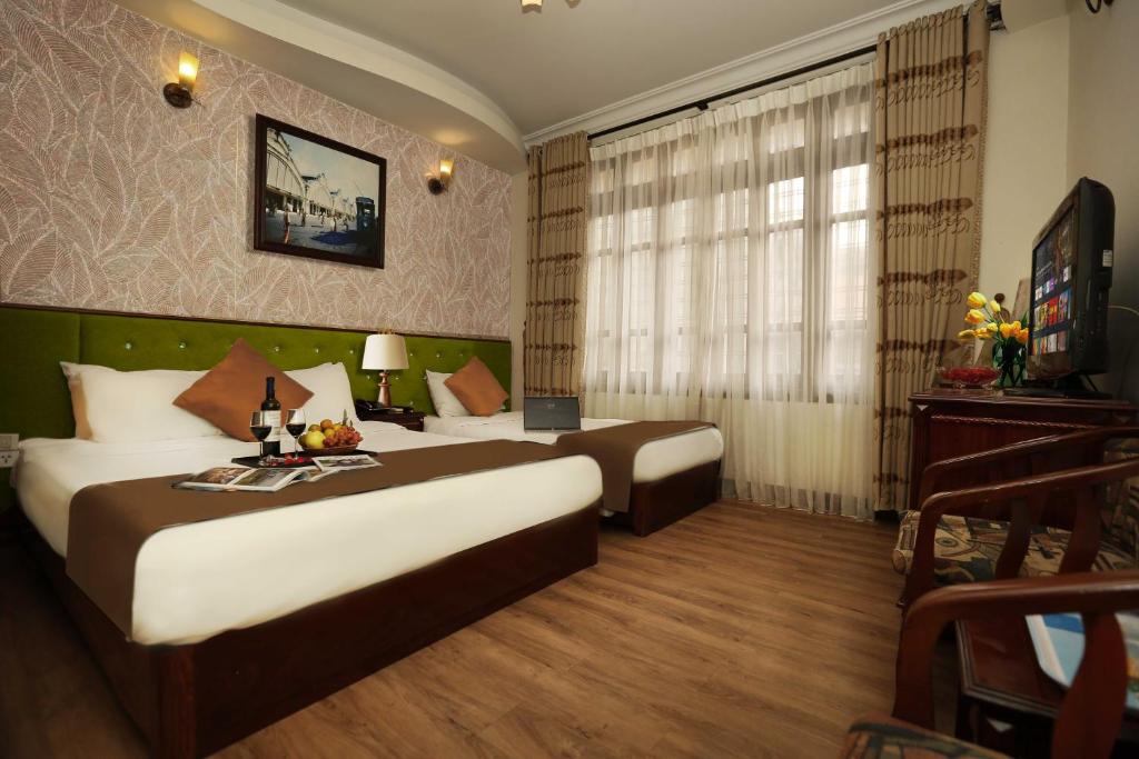 Postel nebo postele na pokoji v ubytování Hanoi Golden Lotus Hotel & Spa