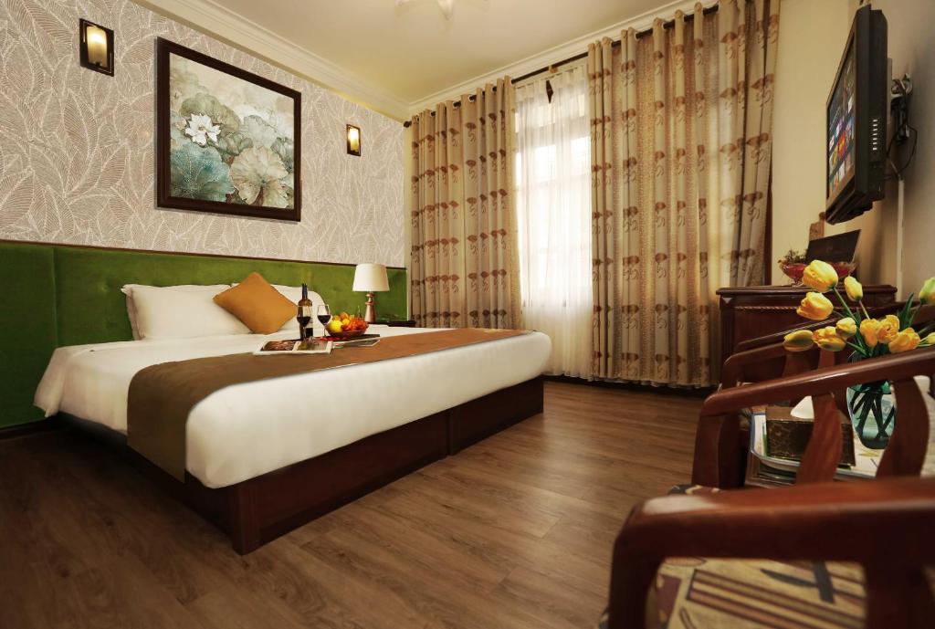 TV a/nebo společenská místnost v ubytování Hanoi Golden Lotus Hotel & Spa
