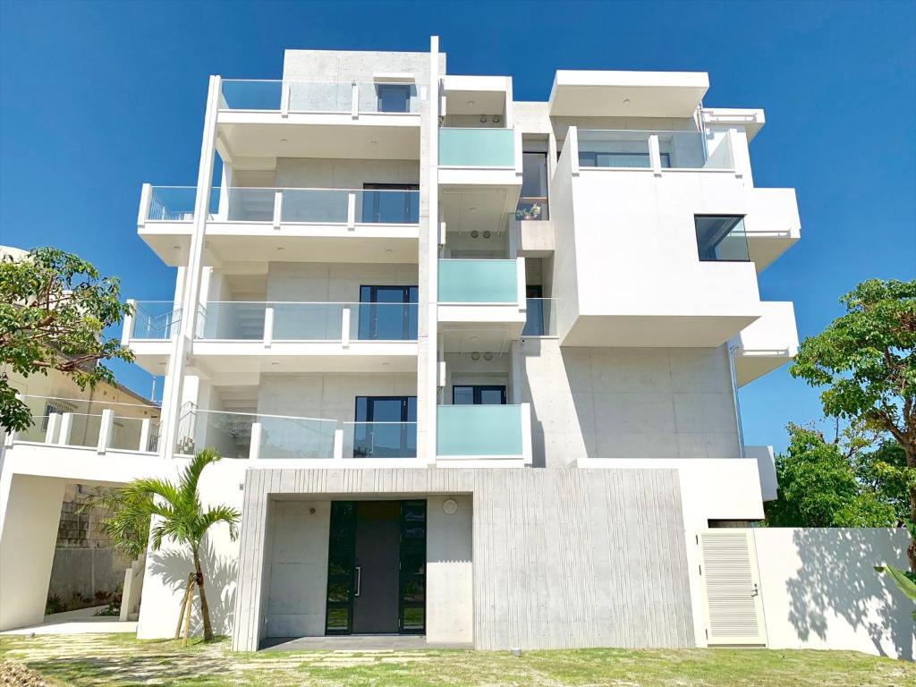 an image of a white building at CONDOMINIUM 紅-BIN- in Okinawa City