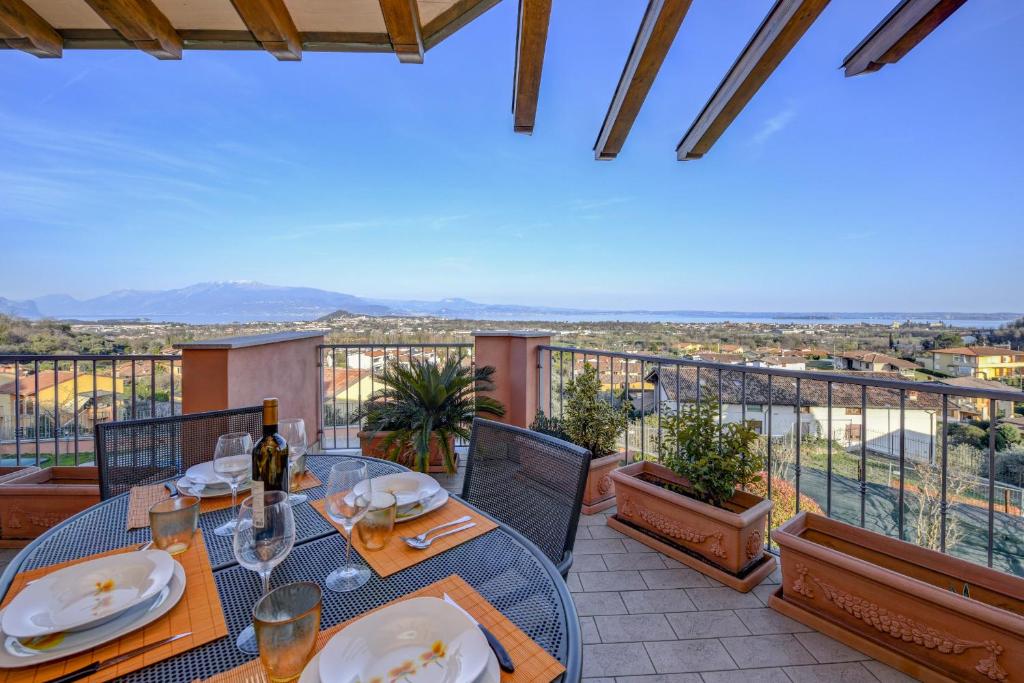 d'une terrasse avec une table et des chaises sur un balcon. dans l'établissement Loft Diamante, à Soiano del Lago