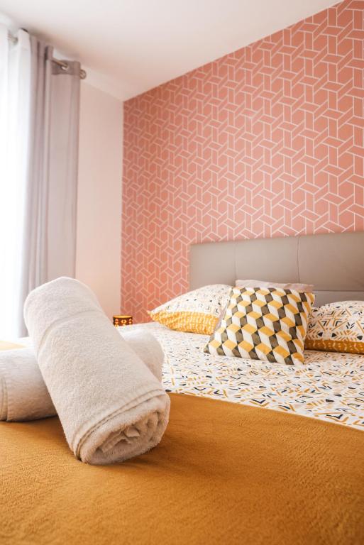 - une chambre avec un lit et une serviette blanche dans l'établissement 3 Lys Orleans Downtown, free secure parking, à Orléans