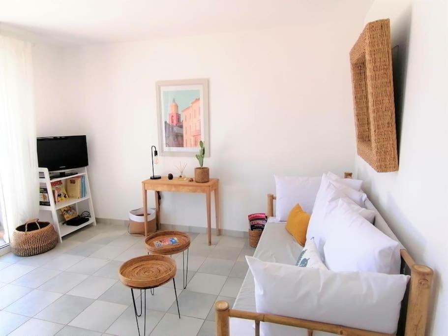 salon z białą kanapą i stołem w obiekcie Le Farniente, maison 2pas piscine, 5mn à pied mer w mieście Saint-Aygulf