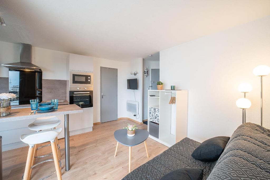 Kuchyň nebo kuchyňský kout v ubytování Le Bleu Soleil - Bel appt pour 4 vue mer