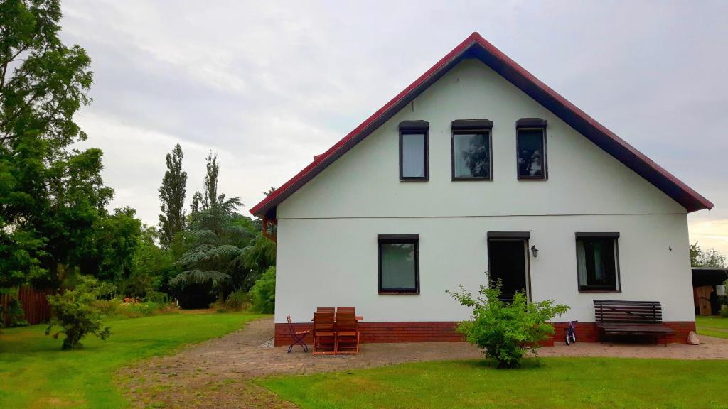 a white house with a red roof at Salzhaff 4 You in Teßmannsdorf