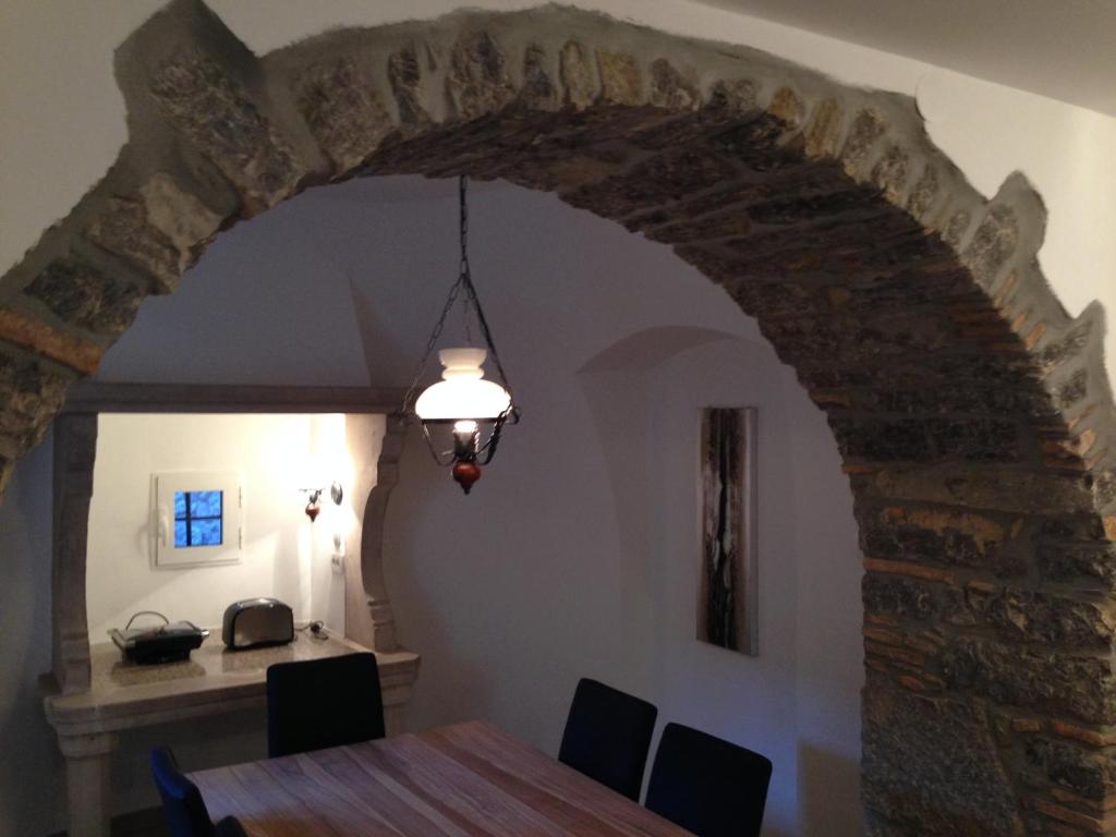 an archway in a dining room with a table and chairs at Apartment Sand Beach in Opatija