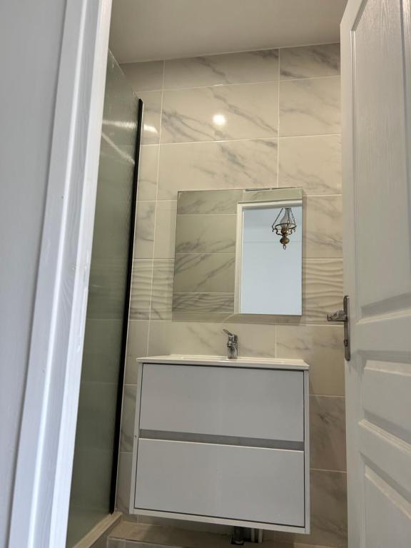 Kúpeľňa v ubytovaní Grand logement Centre Ville Massy