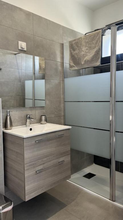 Kúpeľňa v ubytovaní N3 Maison T2 climatisé