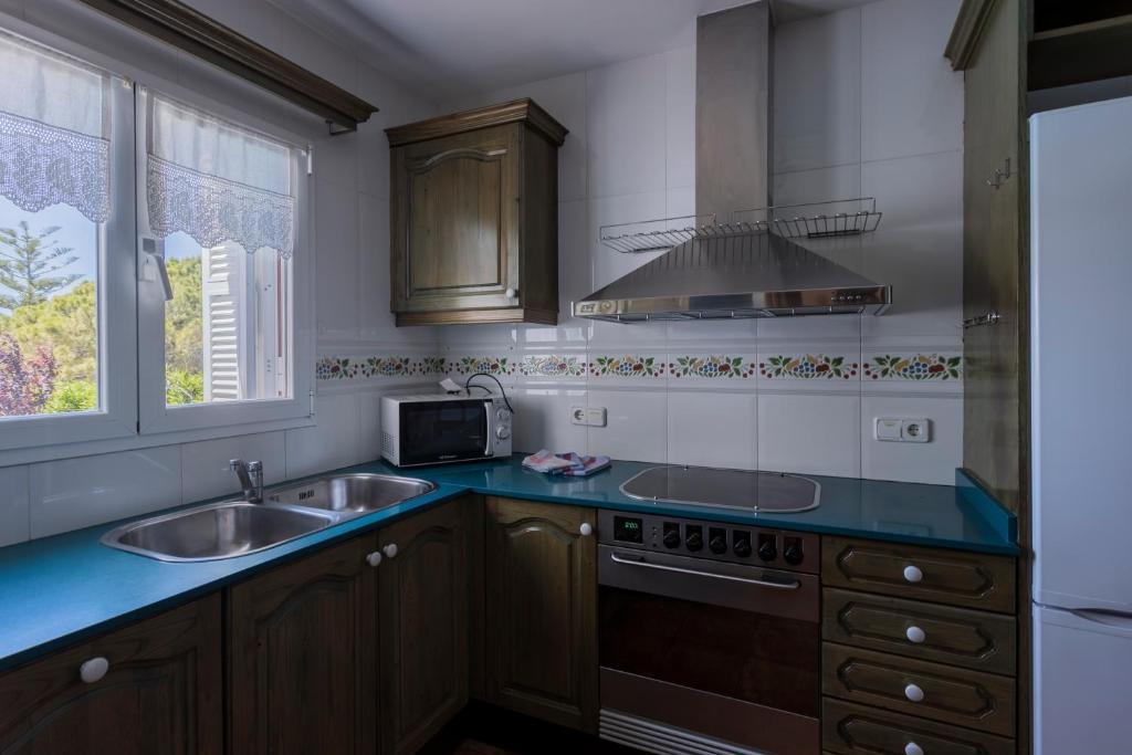 Kuchnia lub aneks kuchenny w obiekcie Villa S'illot 105 By MENORCARENTALS