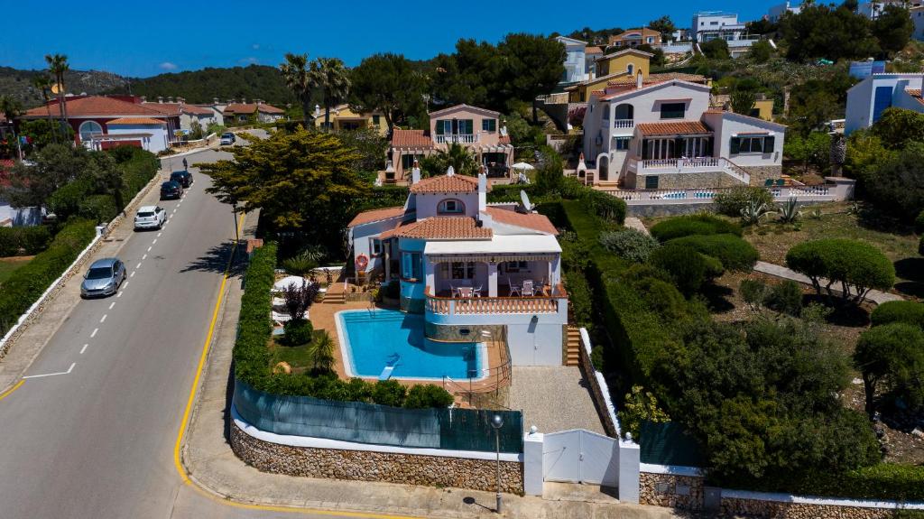 widok z lotu ptaka na dom z basenem w obiekcie Villa S'illot 105 By MENORCARENTALS w Son Bou