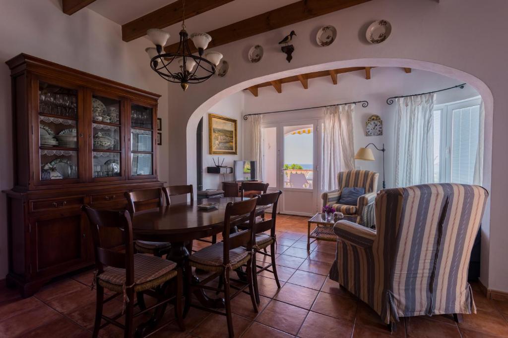 Część wypoczynkowa w obiekcie Villa S'illot 105 By MENORCARENTALS