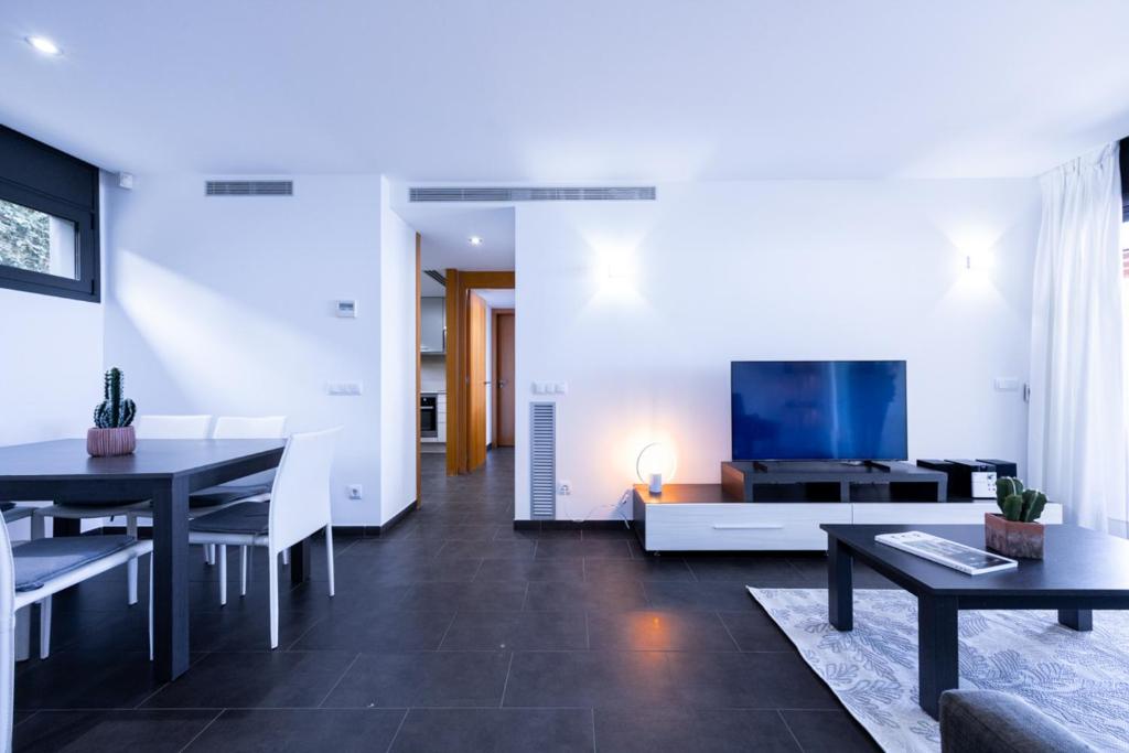 Televízia a/alebo spoločenská miestnosť v ubytovaní NC APARTMENTS Moli Blau 102 - 4 personas