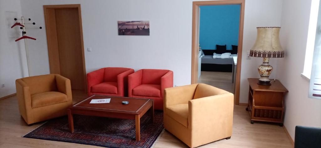 sala de estar con 2 sillas y mesa en Apartment E2 - Gut ausgestattete 3-Zimmerwohnung 64 qm, für 1-3 Personen 1 DZ 1EZ, en Grafenwöhr