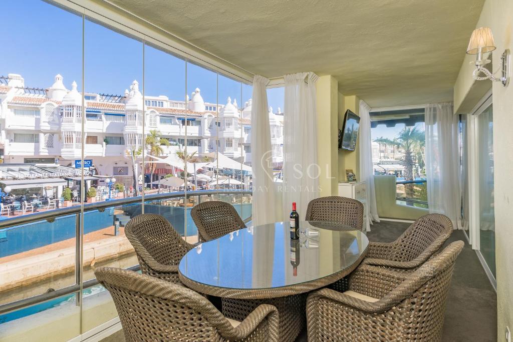 Fotografia z galérie ubytovania PUERTO MARINA-BENALMADENA LUXURY APARTMENT DENTRO DE LA ISLA v destinácii Benalmádena