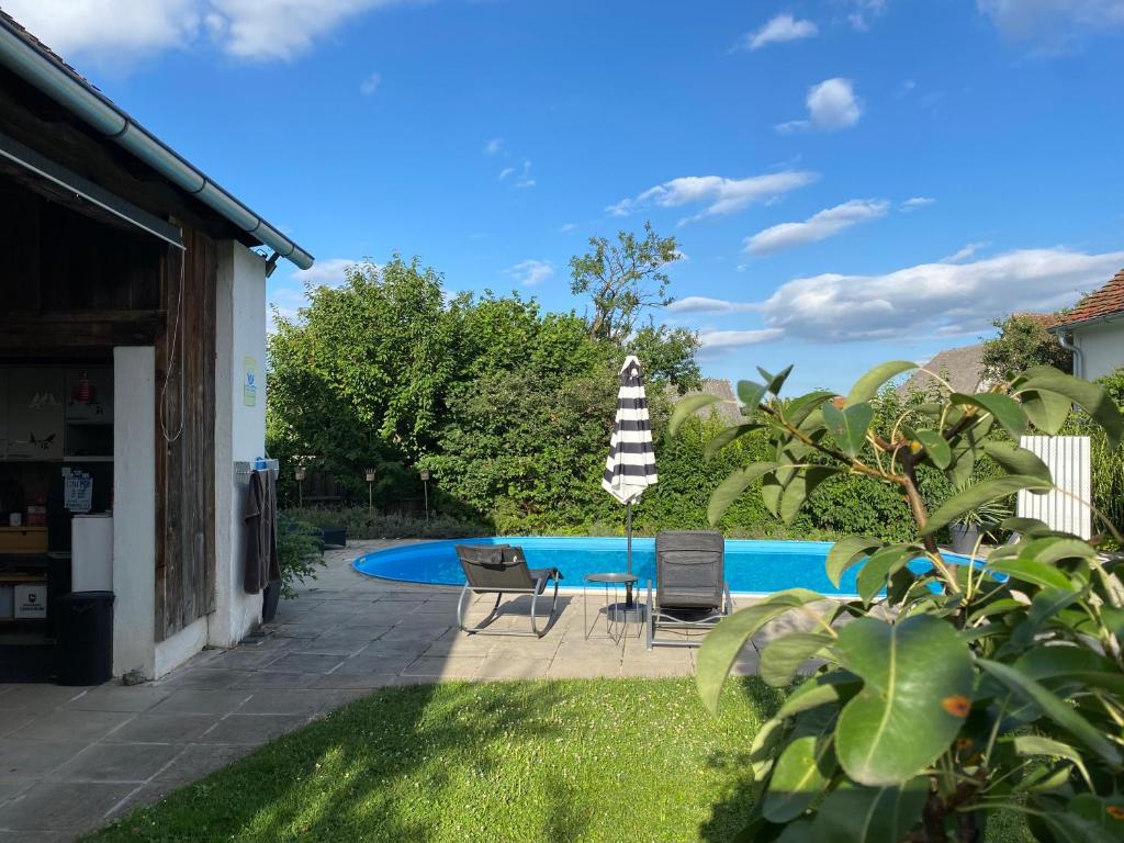 Bazén v ubytování Bed & Breakfast Chez Lips nebo v jeho okolí