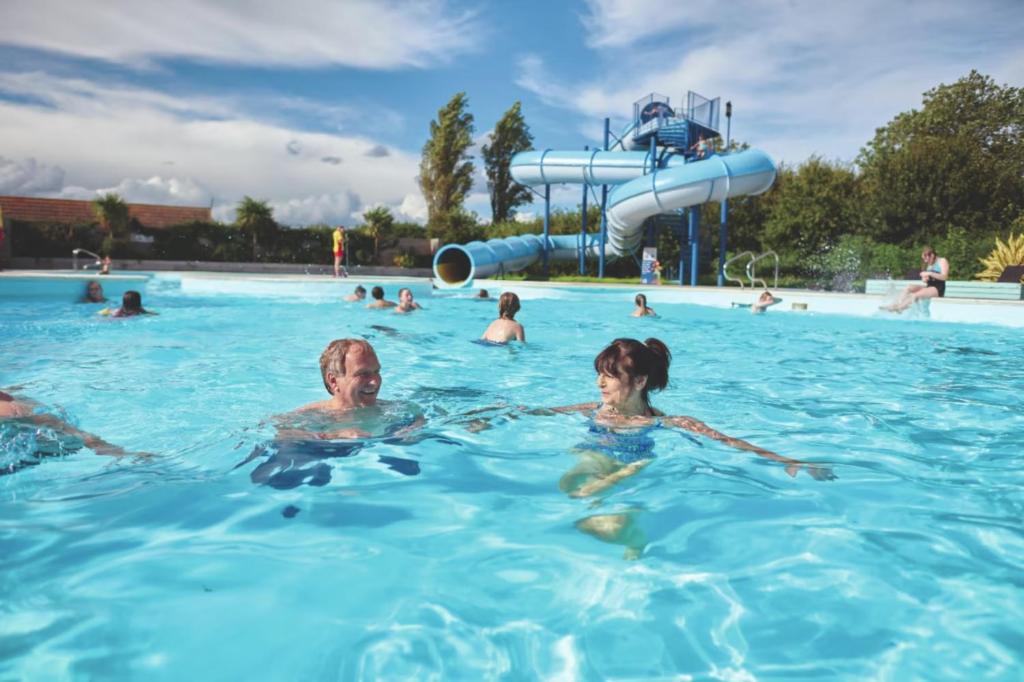 um grupo de pessoas a nadar numa piscina em TSCaravan, Haven, Golden Sands em Mablethorpe