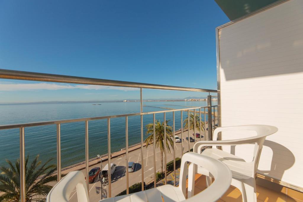 een balkon met uitzicht op de oceaan bij Hotel Risech in Roses