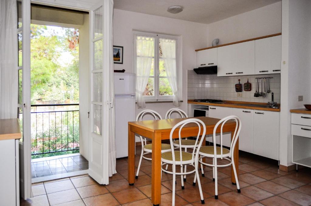 Kuchyň nebo kuchyňský kout v ubytování Residence Le Mimose