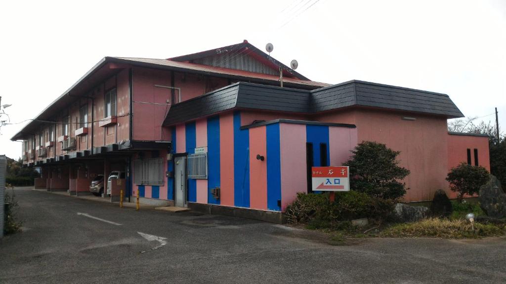 un edificio con pintura colorida en el costado. en Hotel Sekitei en Asahi