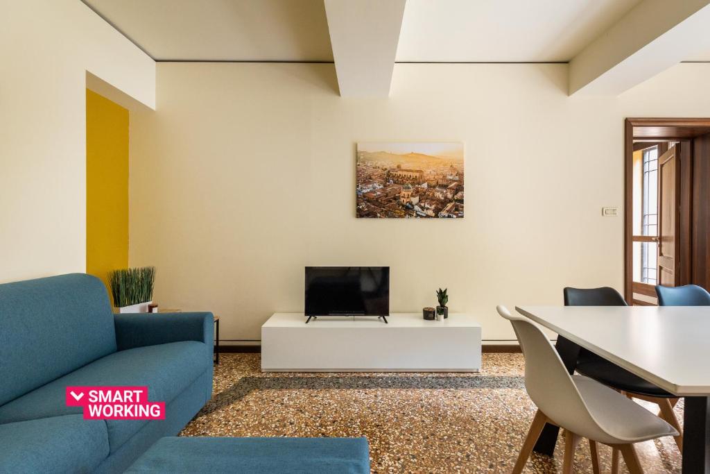 un soggiorno con divano e TV di Casa Ambrosini Apartments by Wonderful Italy a Bologna