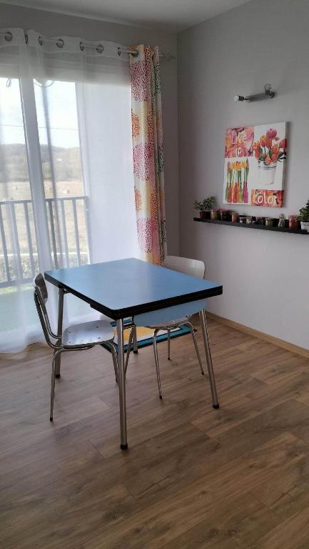 - une table de ping-pong et une chaise dans la chambre dans l&#39;établissement Appartement Vallée de la Risle, à Glos-sur-Risle
