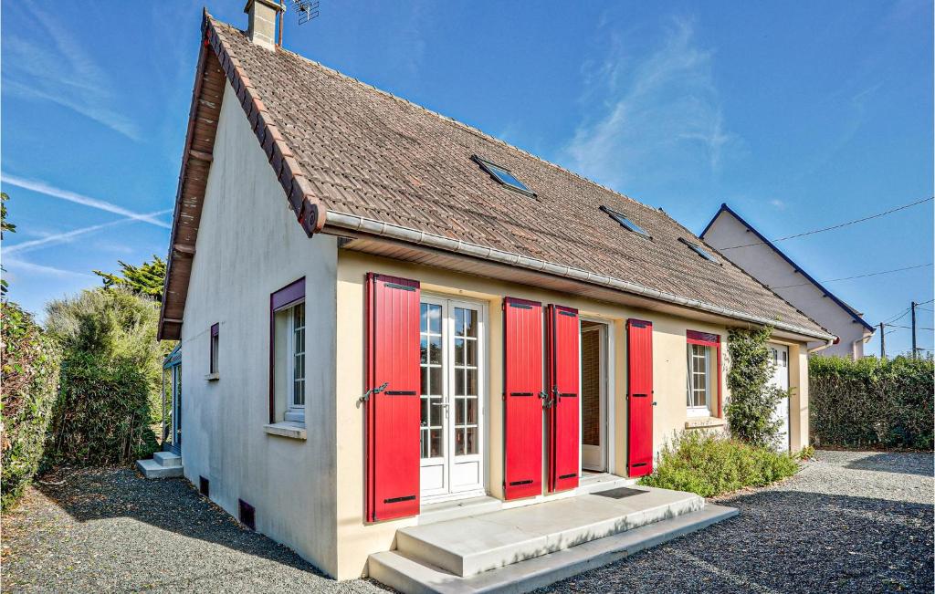 アヌヴィル・シュル・メールにあるAwesome Home In Anneville Sur Mer With 2 Bedrooms And Wifiの通り赤い扉のある小屋