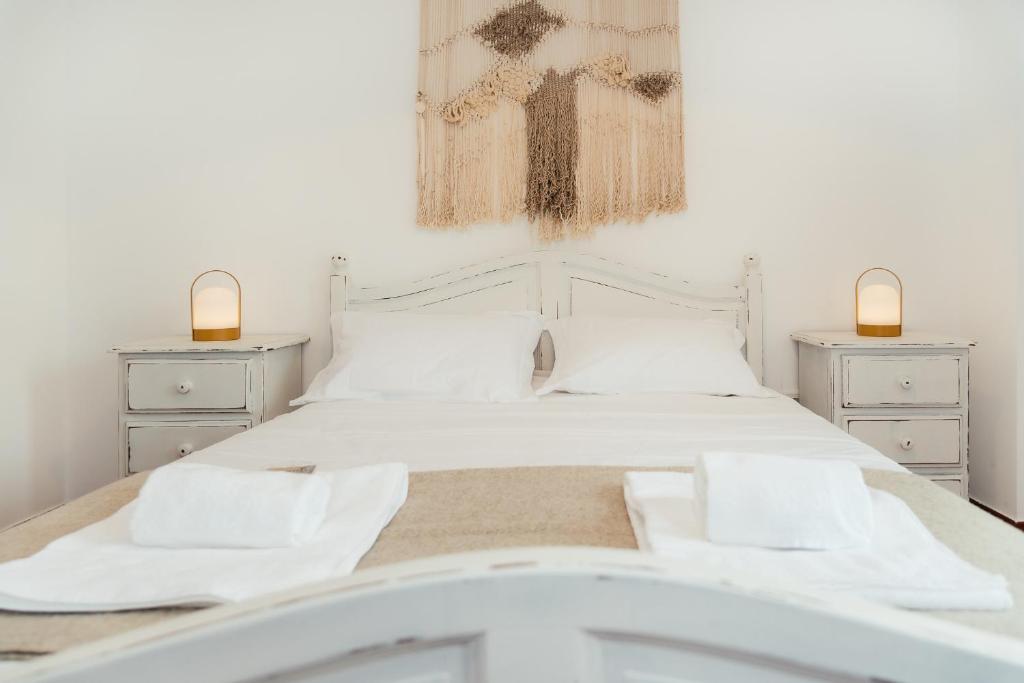 una camera bianca con un letto e due comodini di Altura Beach Villa by GT House ad Altura