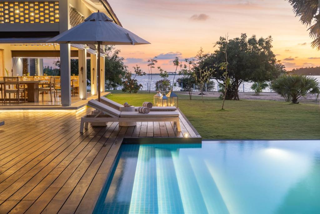 une villa avec une piscine et une maison dans l'établissement Koddu Kalpitiya, à Kalpitiya