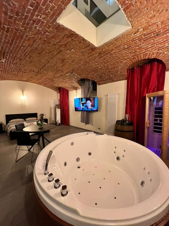 Apartment con VASCA JACUZZI e SAUNA in PIAZZA STATUTO with AC, Turin, Italy  - Booking.com