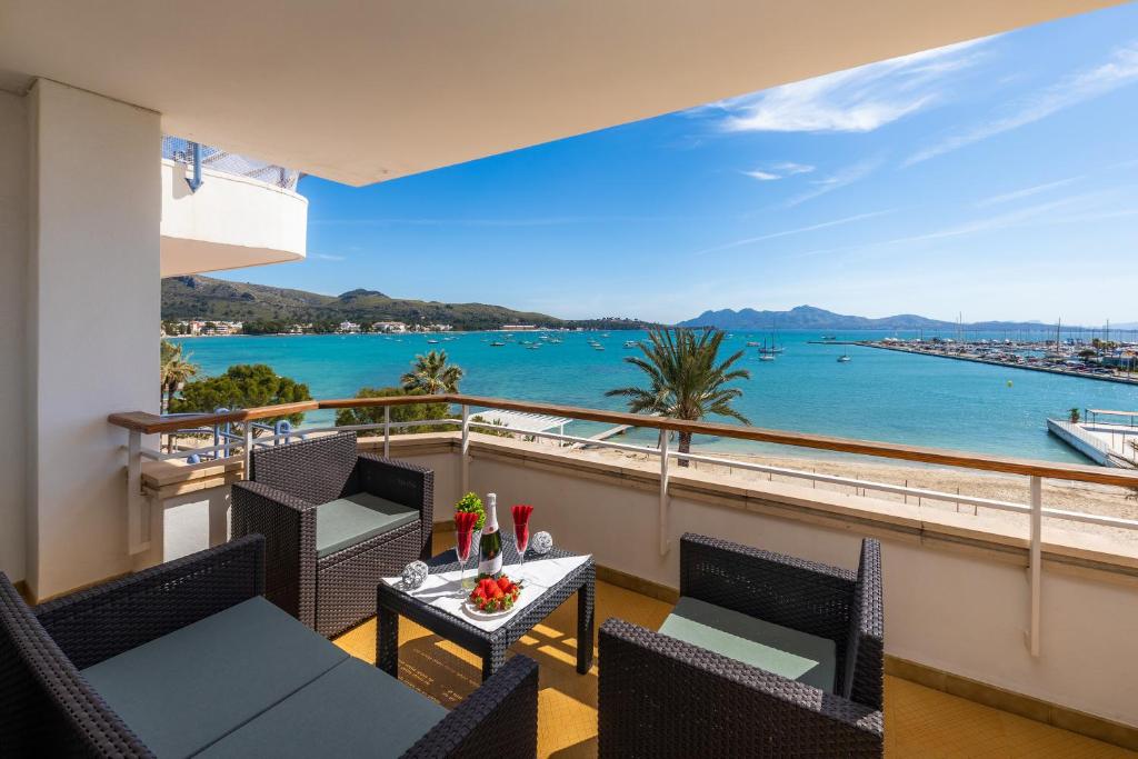 - un balcon avec vue sur l'eau dans l'établissement Apartamento Brisas, à Port de Pollença
