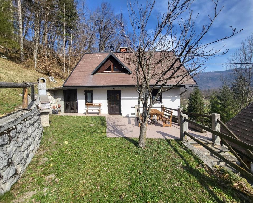 een wit huis met een hek ervoor bij River Valley View House in Bohinjska Bistrica