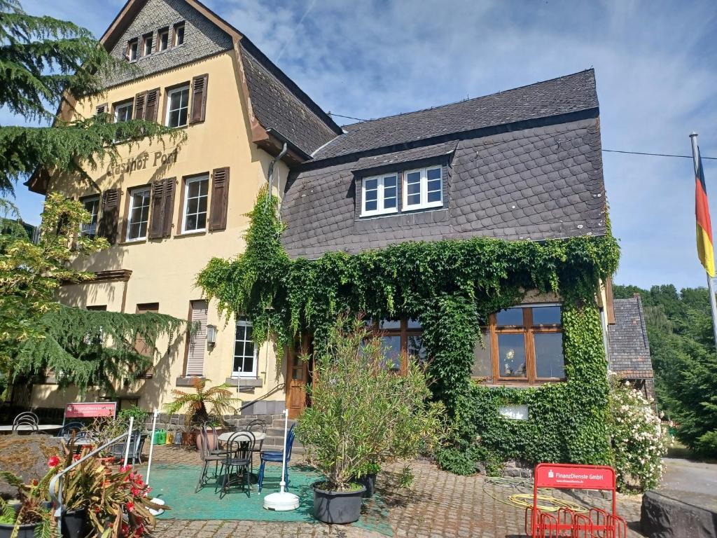 a house with ivy on the side of it at Ferienwohnung Gasthof Port - a84059 in Naunheim